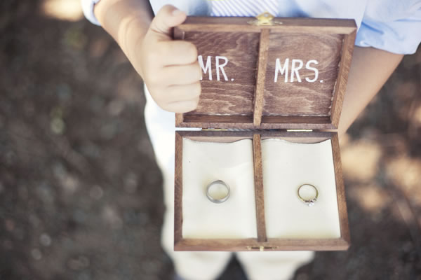 Caja de madera para las alianzas de boda