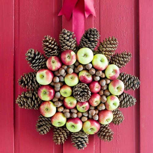 Corona navideña con manzanas, piñas y nueces