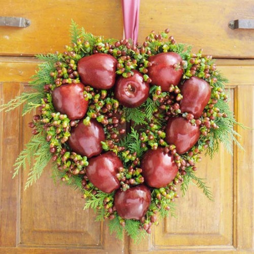 Corona de navidad con manzanas