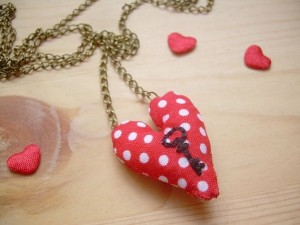 Un colgante de corazón - Guía de MANUALIDADES