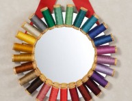 imagen Marco de espejo con carretes de hilos de colores