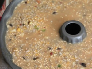 Corona para alimentar a las aves del jardín - Guía de MANUALIDADES