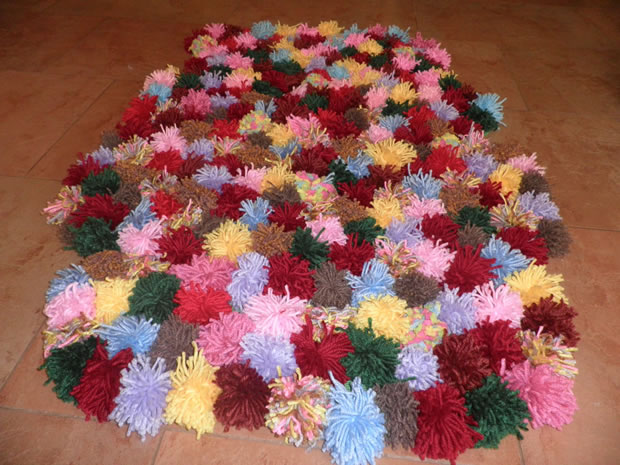 Alfombra pompones 1