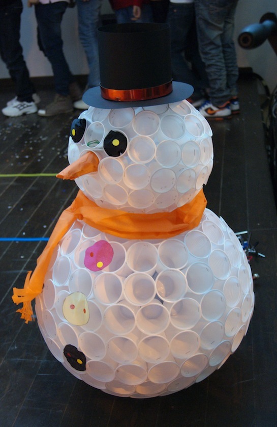 Fuerza Noreste haga turismo Muñeco de nieve navideño con vasos plásticos – Guía De Manualidades