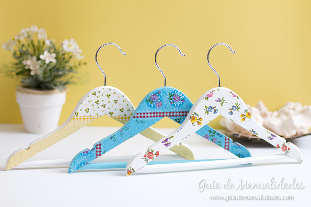 Perchas infantiles decoradas con decoupage – Guía De Manualidades