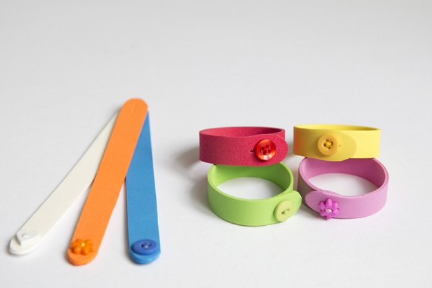 Cómo hacer pulseras de goma eva. Manualidades fáciles para niños