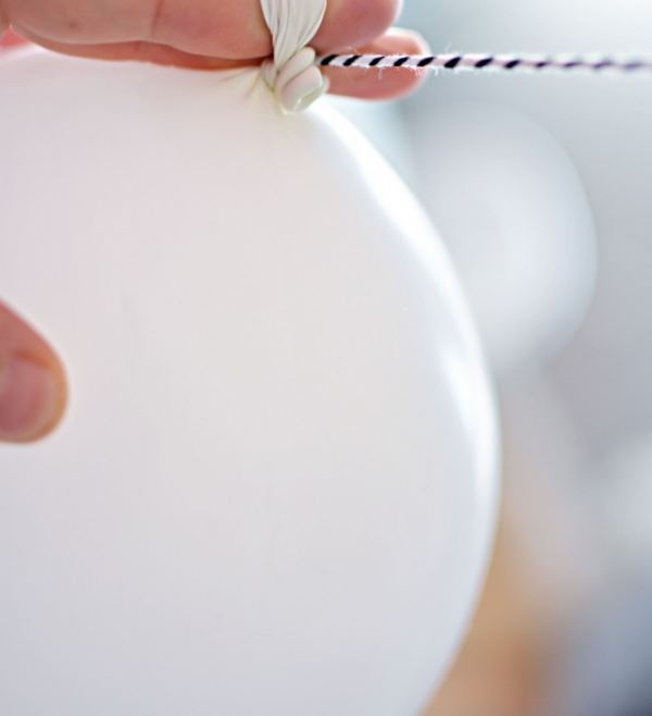 como-preparar-una-guirnalda-de-globos-y-flores-02