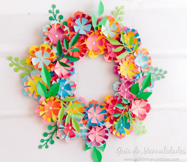 Corona a todo color con flores de papel - Guía de MANUALIDADES