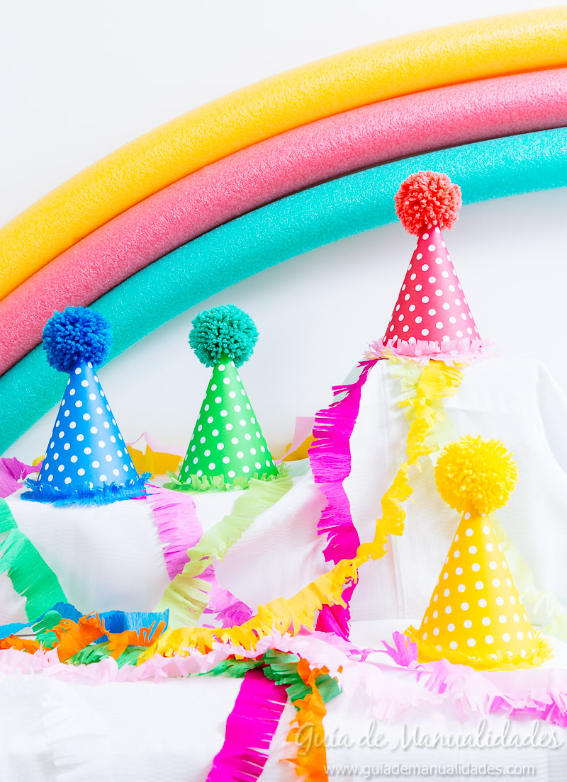 Gorros para fiestas con papel y pompones de lana Guía De