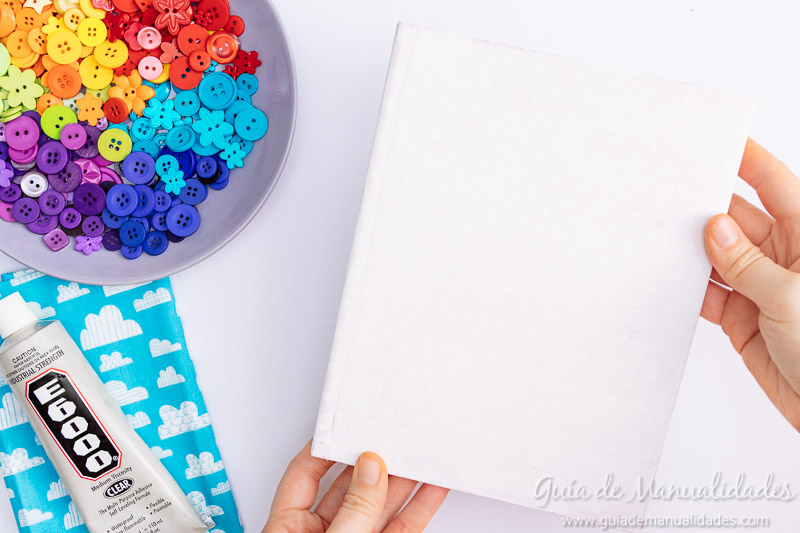 Arcoíris de botones para decorar un cuaderno de notas 3