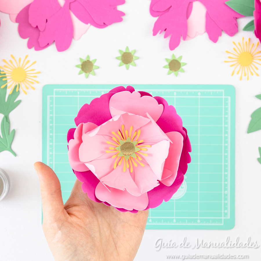 Flores de papel DIY y centro con embossing 13