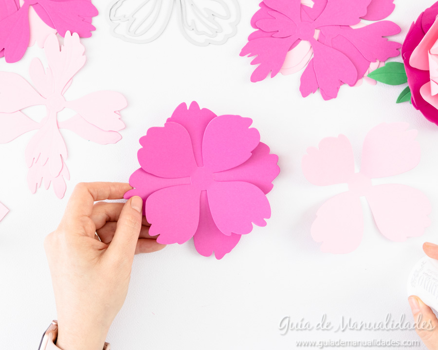 Flores de papel DIY y centro con embossing 5