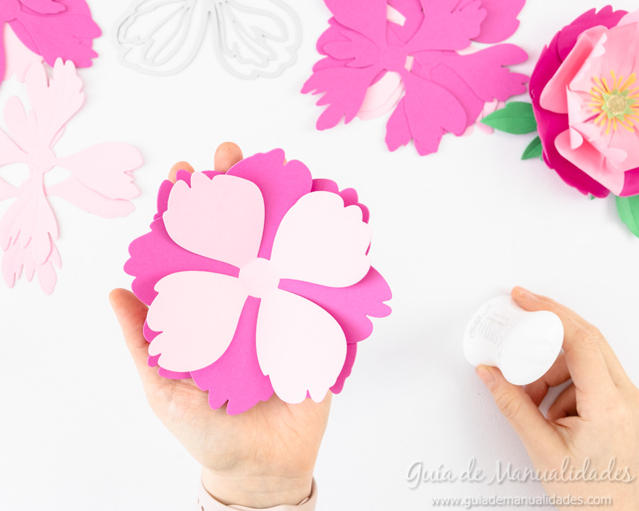 Flores de papel DIY y centro con embossing 6