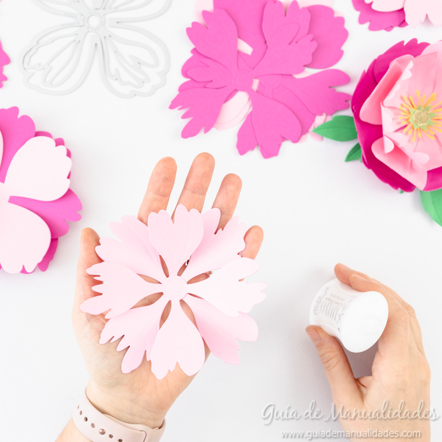 Flores de papel DIY y centro con embossing 7