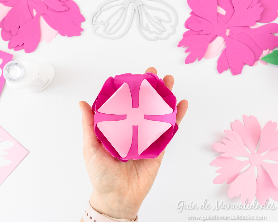 Flores de papel DIY y centro con embossing 8