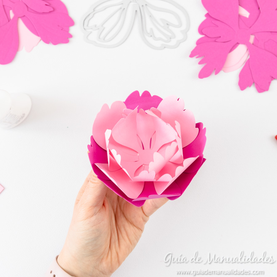 Flores de papel DIY y centro con embossing 9